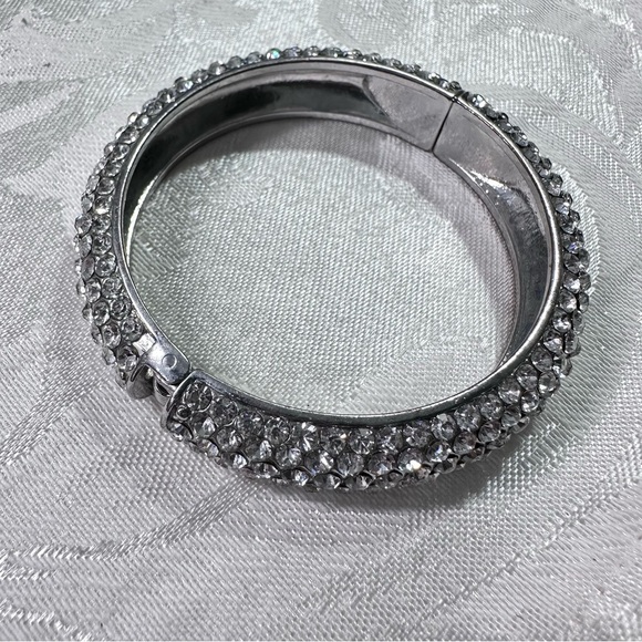 Dazzling Silver Rhinestone Bracelet 6 Rows of Sparkling Cut Stones 6.75-7.5 4370 - Picture 9 of 9